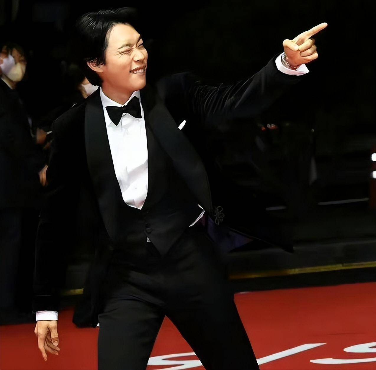 釜山电影节红毯：60岁梁朝伟皱纹上头，为何还能一骑绝尘？