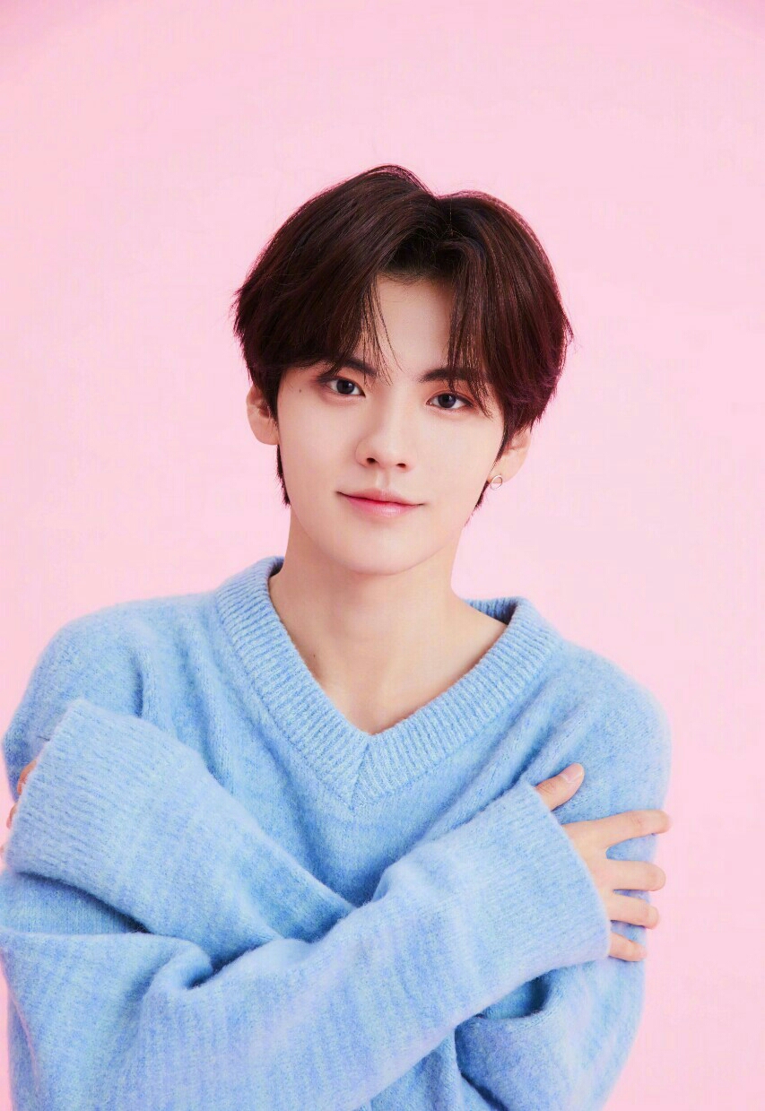 "我困了"毕雯珺晃悠进你的房间,倒在床上.