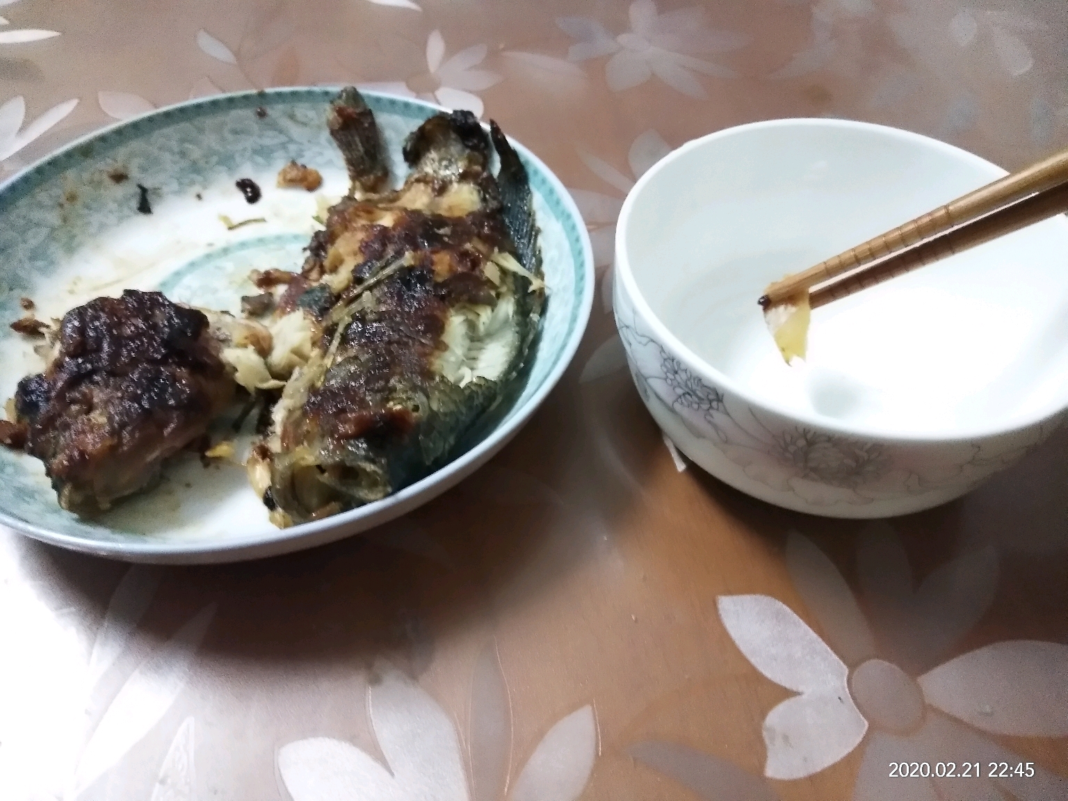 煎焦了的鱼加上茅台味道也不错.