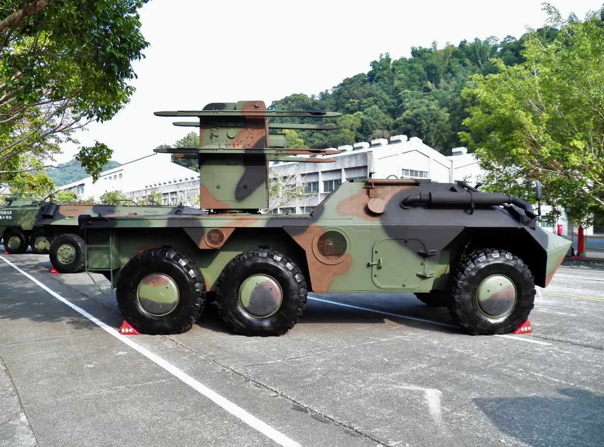 cm-31 六轮式装甲人员输送车