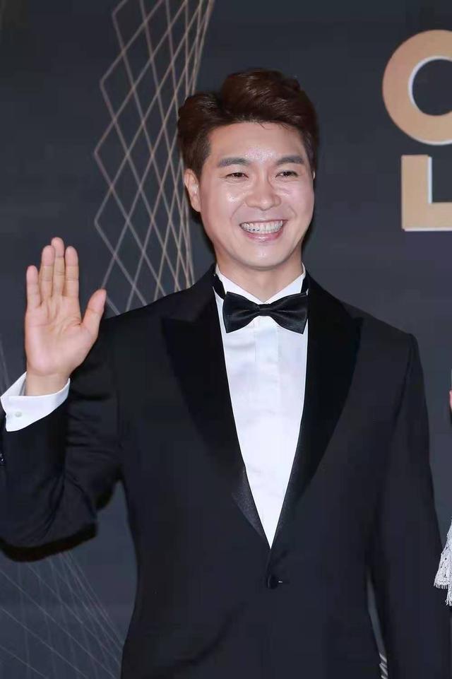 51岁朴秀洪传来好消息,和小23岁圈外妻子结婚,是一位主播志愿生