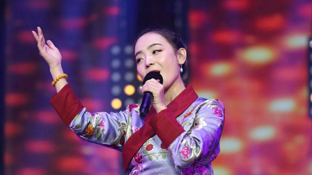 央金拉姆带来歌曲《意中人》.