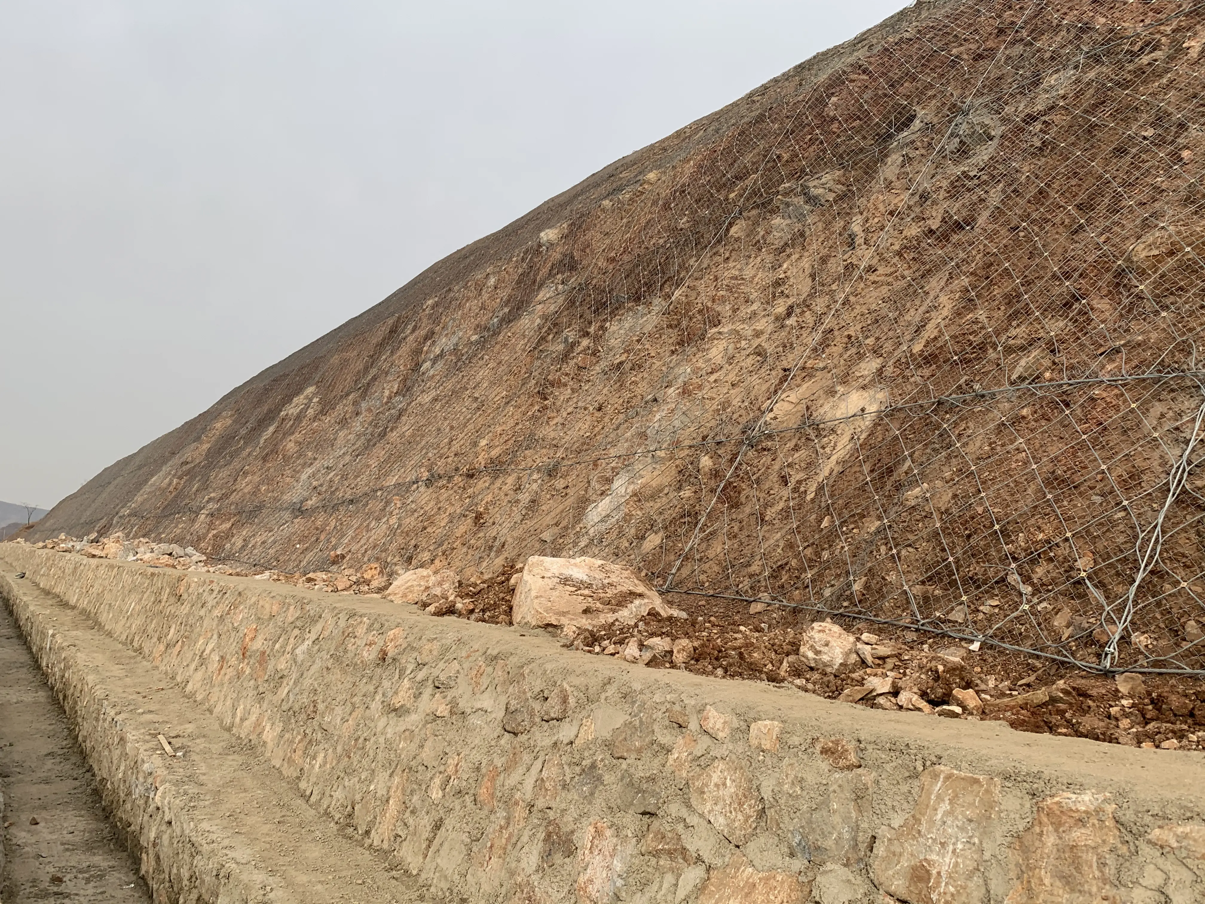 在从前高边坡的防护工程中,普通多会以为适宜而运用挡墙,护面墙,挂网