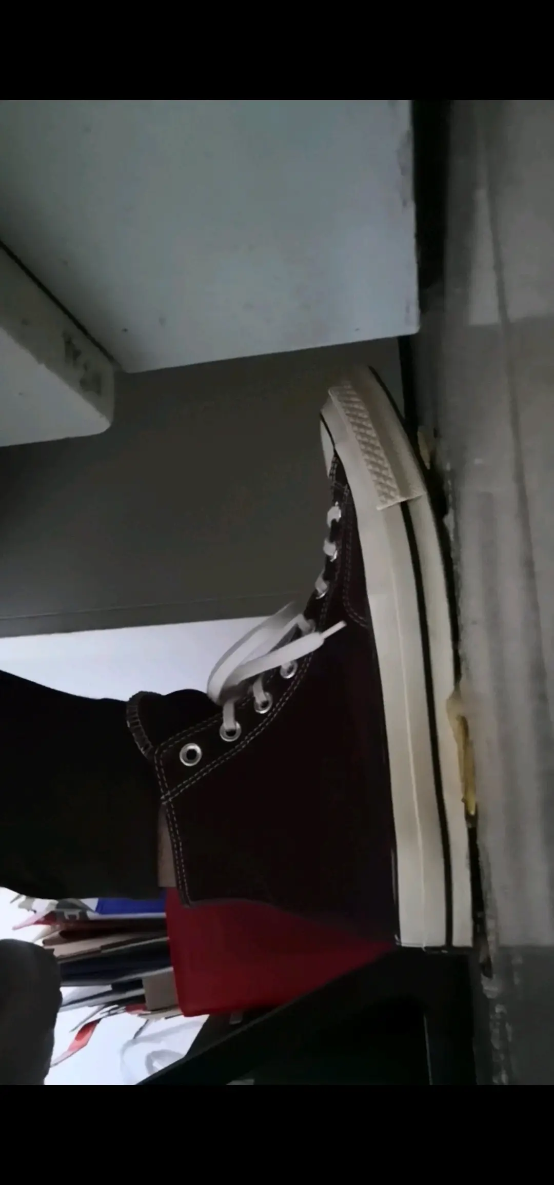 高帮匡威帆布鞋踩香蕉1