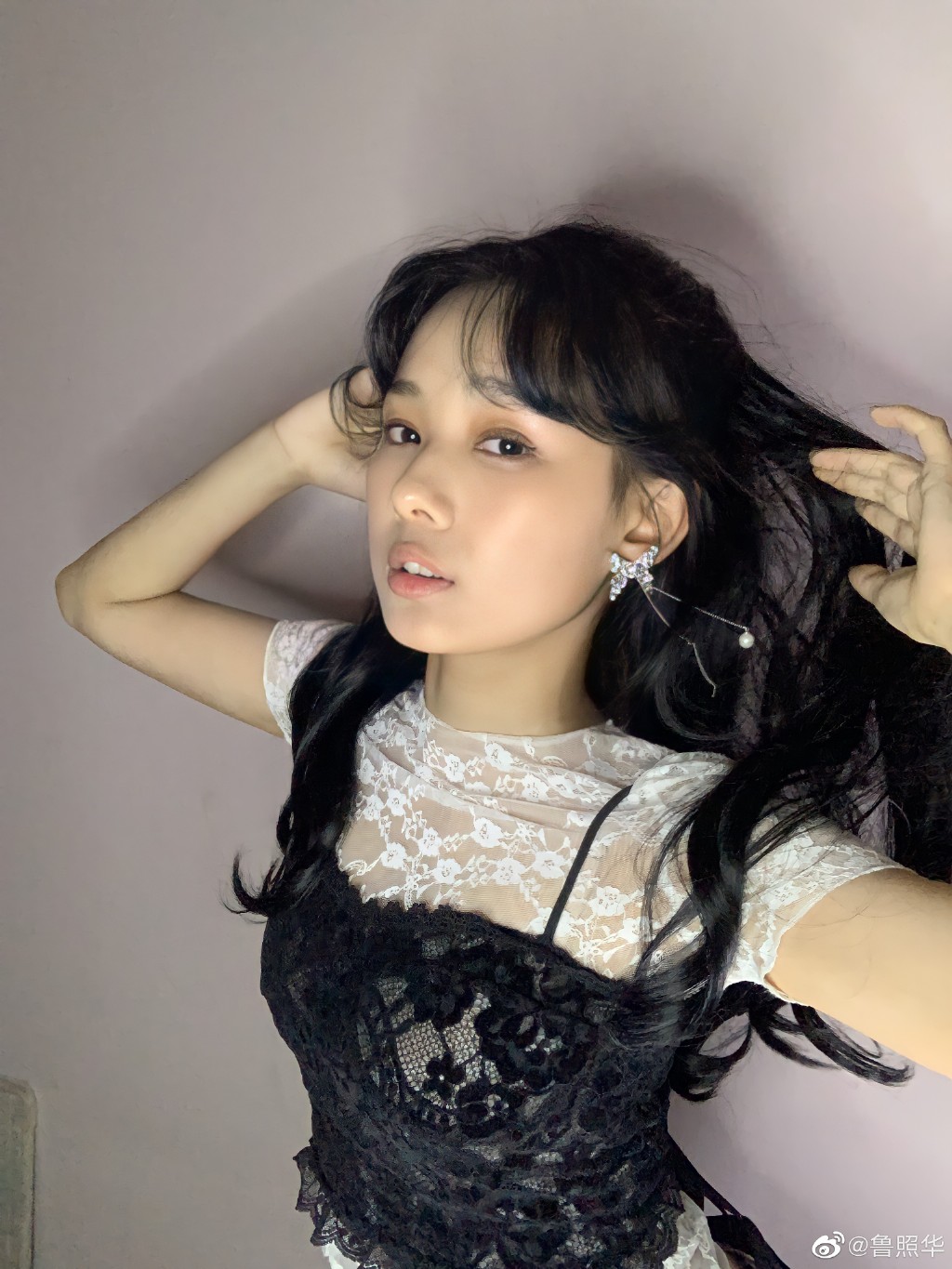 有一种性感叫做长大后的鲁照华,笑容甜美,挑战蕾丝背心魅力十足