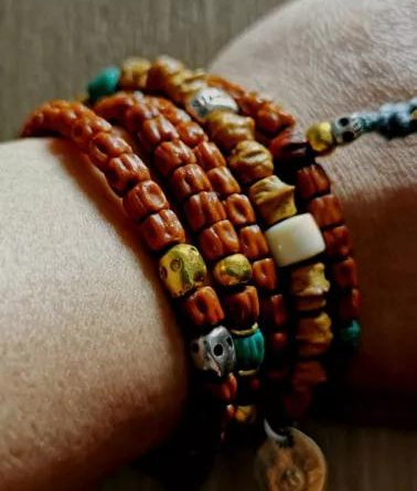 包浆厚重,色彩迷人的百香籽手串,到底是怎么盘出来的?