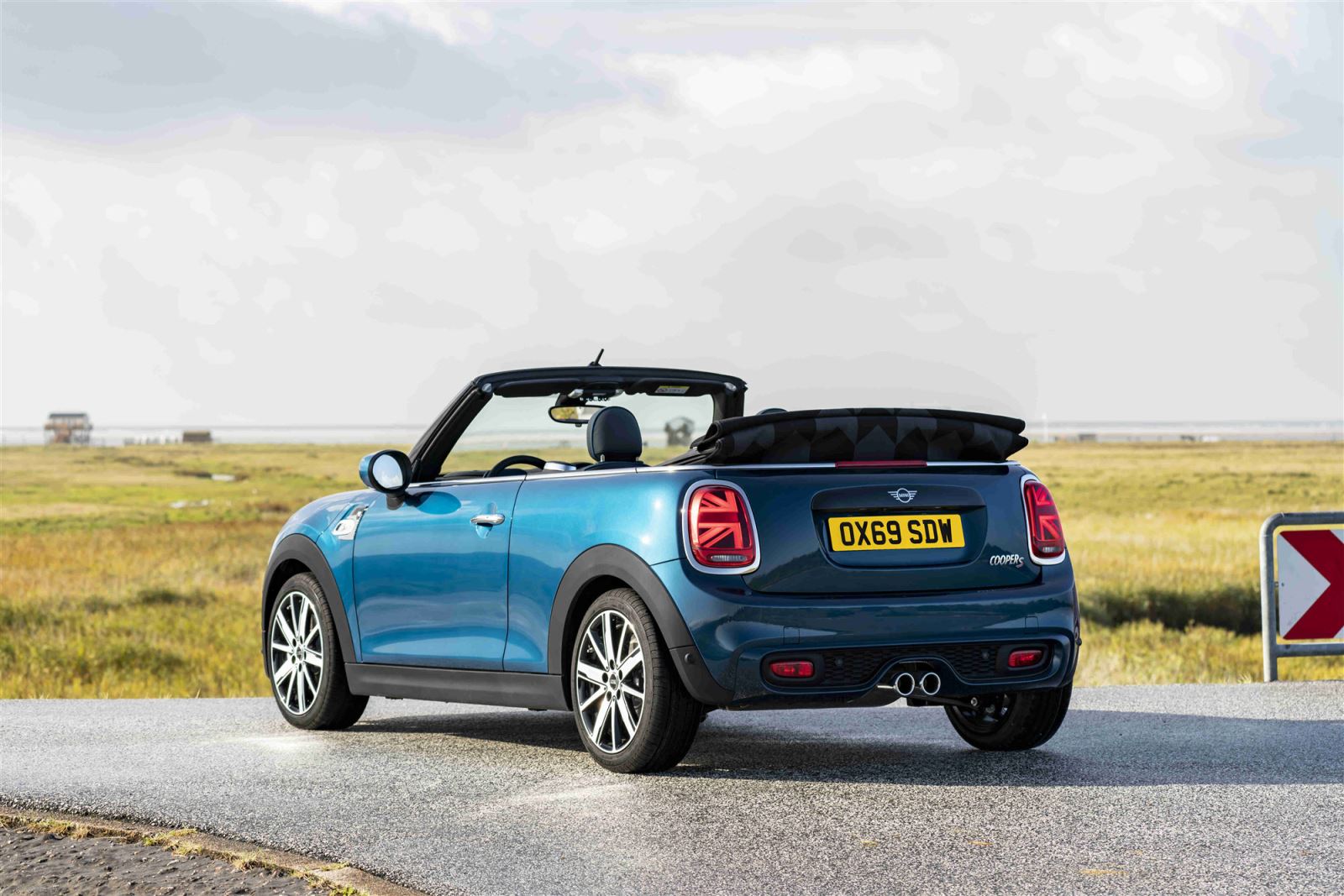 新mini cabrio sidewalk限量版即将亮相创新敞篷驾趣,活力四射