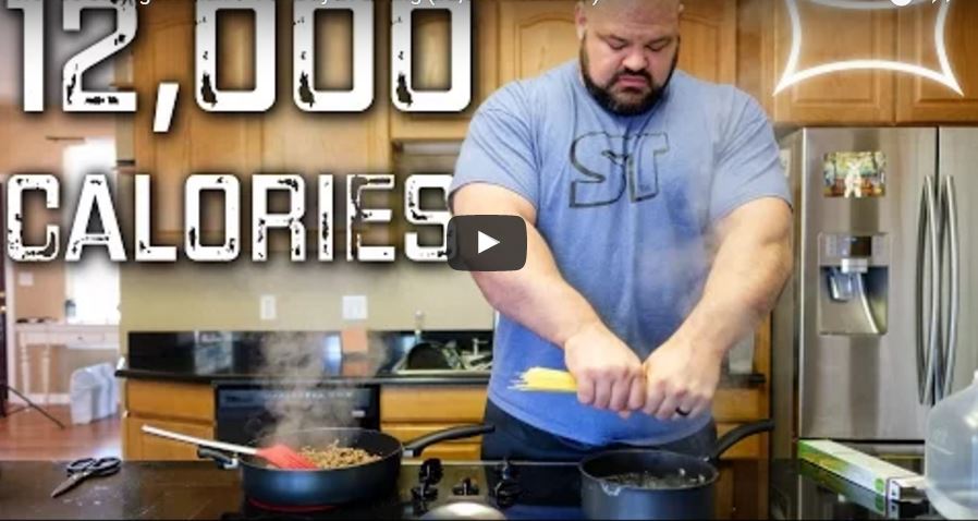 4届世界大力士冠军,最难的事,每天要吃掉1.2万卡路里的食物