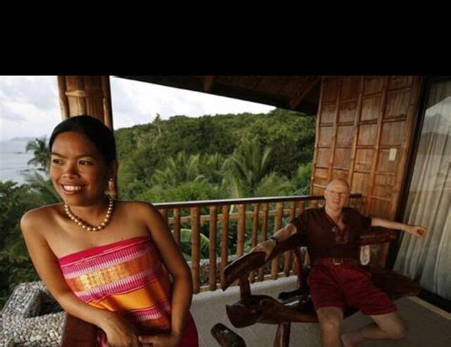 菲律宾年轻女子喜欢嫁老外!居然年纪很大的白