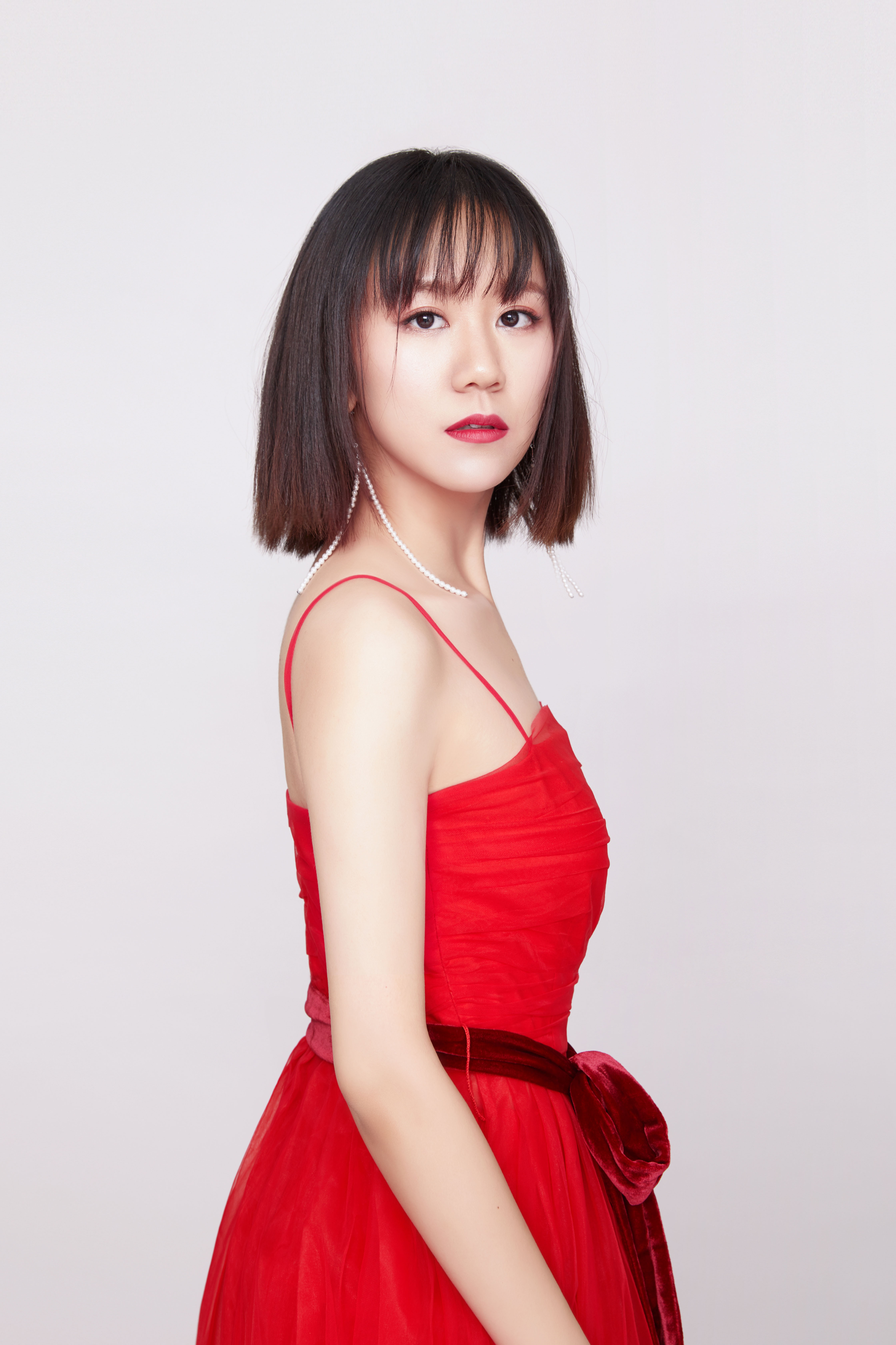 "花语时"演唱会圣诞海报唯美公布 谢春花红唇造型引期待