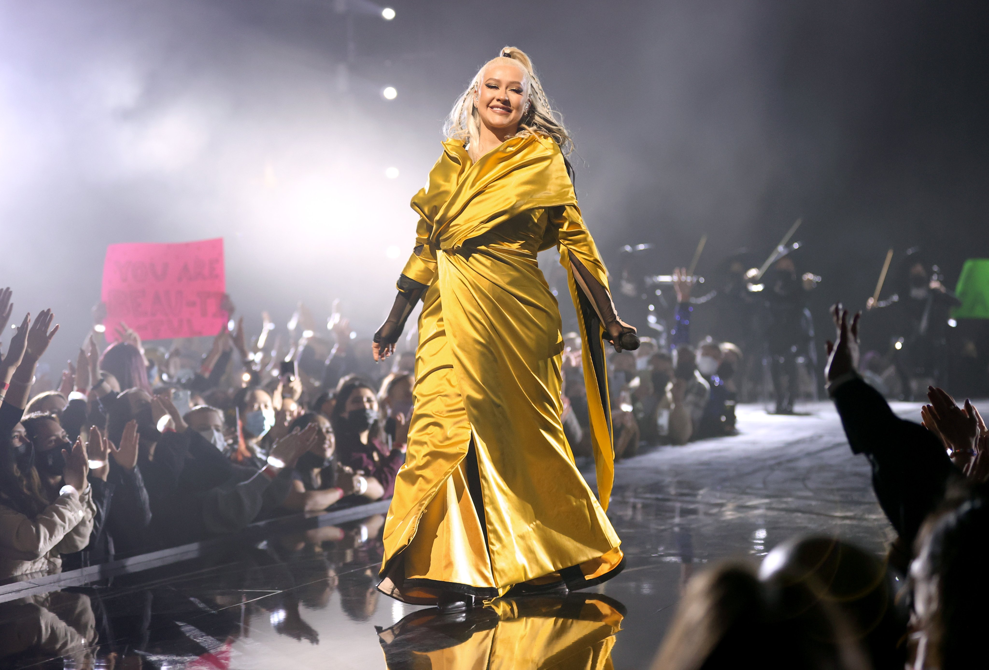 擦妈christina aguilera获得pca音乐偶像大奖!