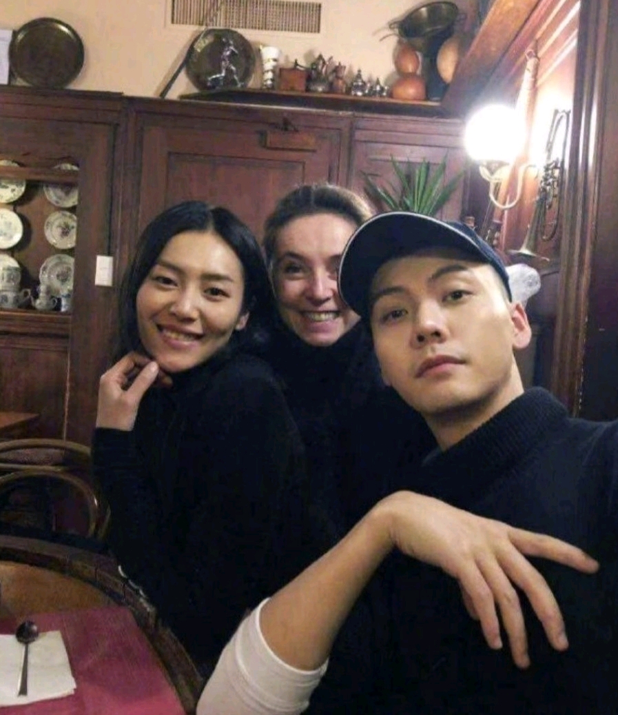 陈伟霆 刘雯在一起?有事吗?