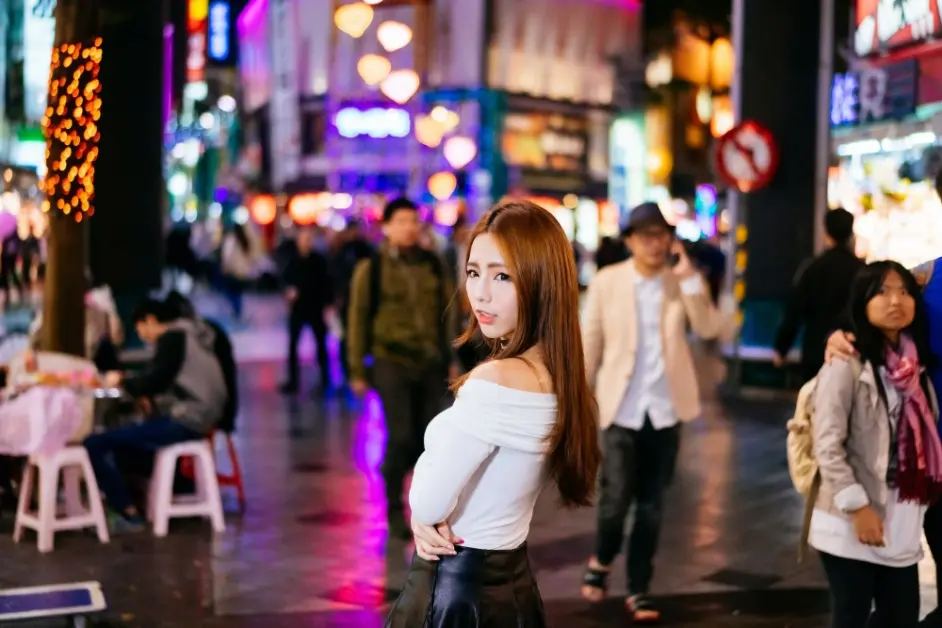女神专题18 台湾正妹dora周盈欣街拍长靴黑丝皮裙 哔哩哔哩 女神专题18 台湾正妹dora周盈欣街拍长靴黑丝皮裙 哔哩哔哩