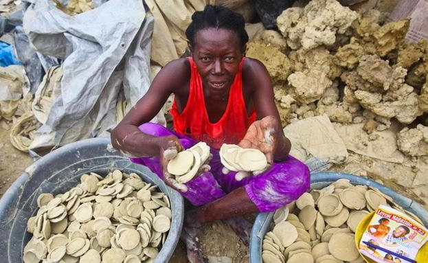 你以为吃土是句玩笑话,可这个国家的人,真的穷的在吃土!