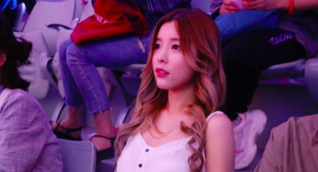 doinb妻子糖小幽韩国现场观赛,却被不法分子用激光笔照屁股?