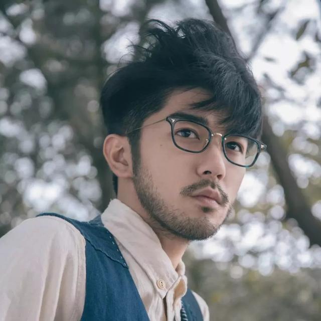 香港小学老师签约国际公司当男模，这张脸凭什么逆袭？
