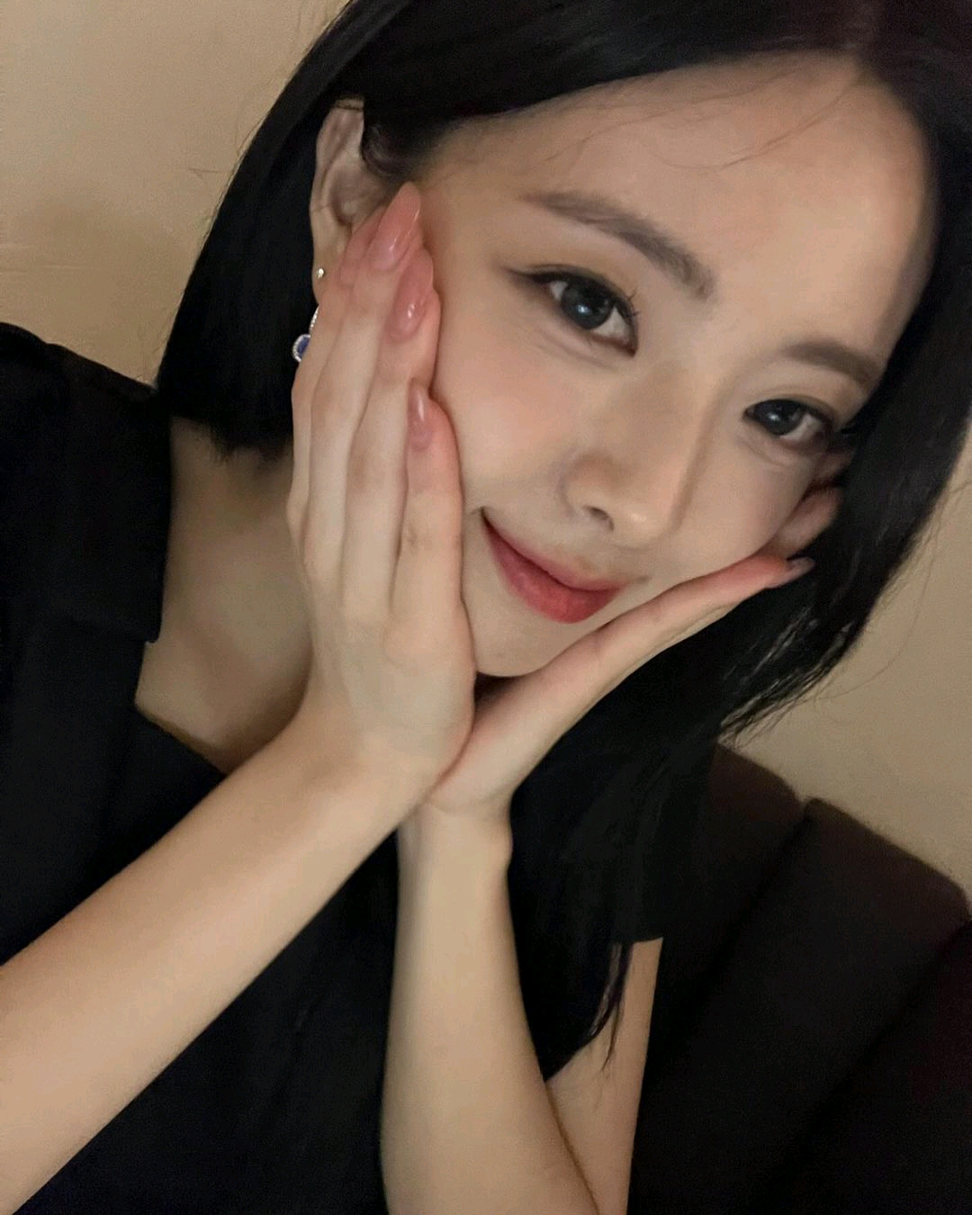 【申有娜】ins照片更新 和黑猫小姐的约会（可保存） 哔哩哔哩