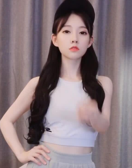 斗鱼一姐冯提莫完成瓶盖挑战,没有回旋踢姿势依旧帅到爆炸!