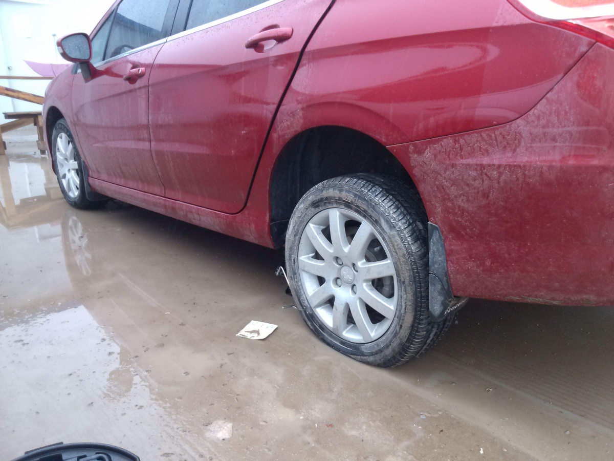 天气变冷胎压下降,轮胎要马上补气吗?这才是正确做法,新手学学