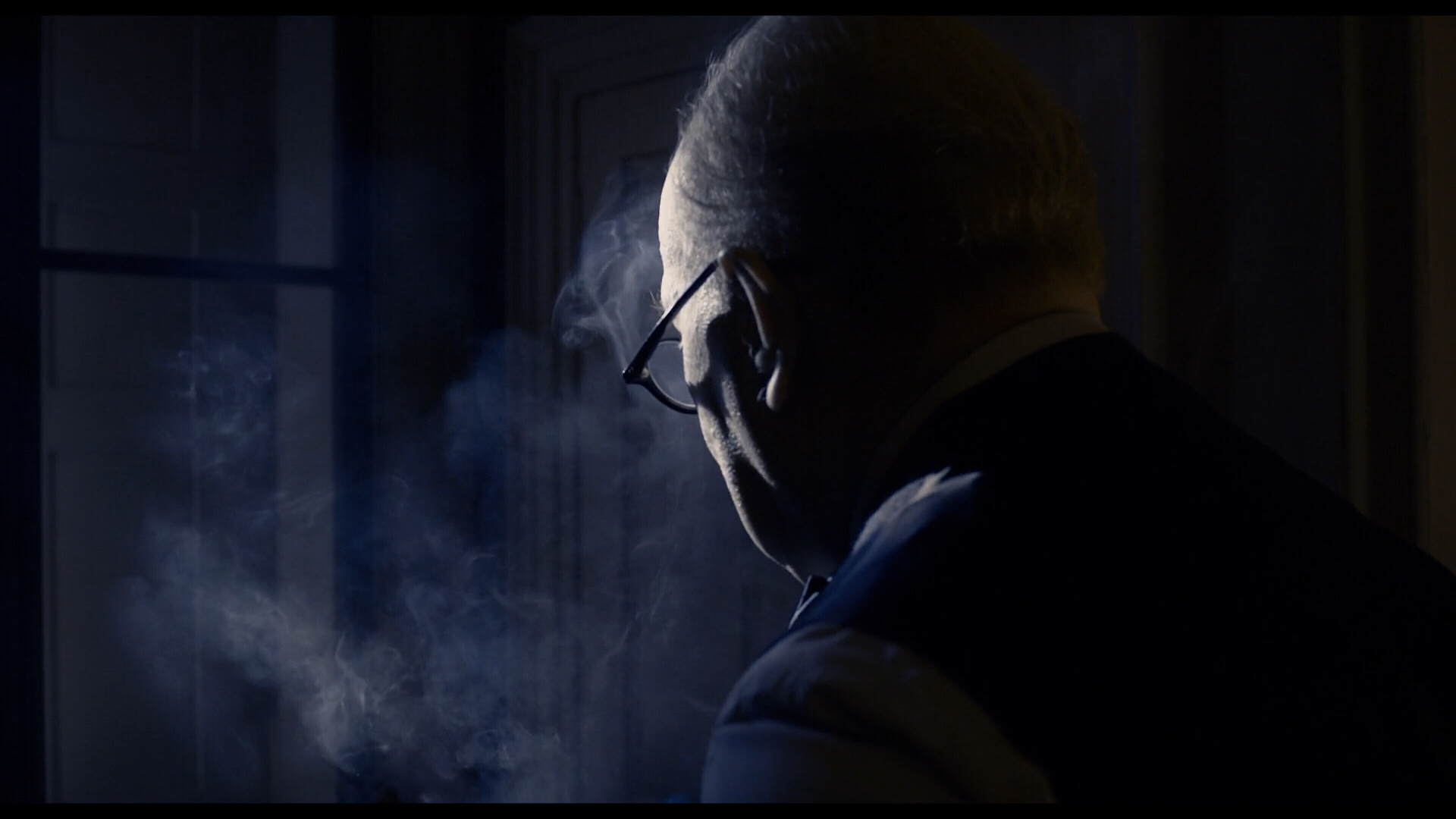 《至暗时刻》中的光与影