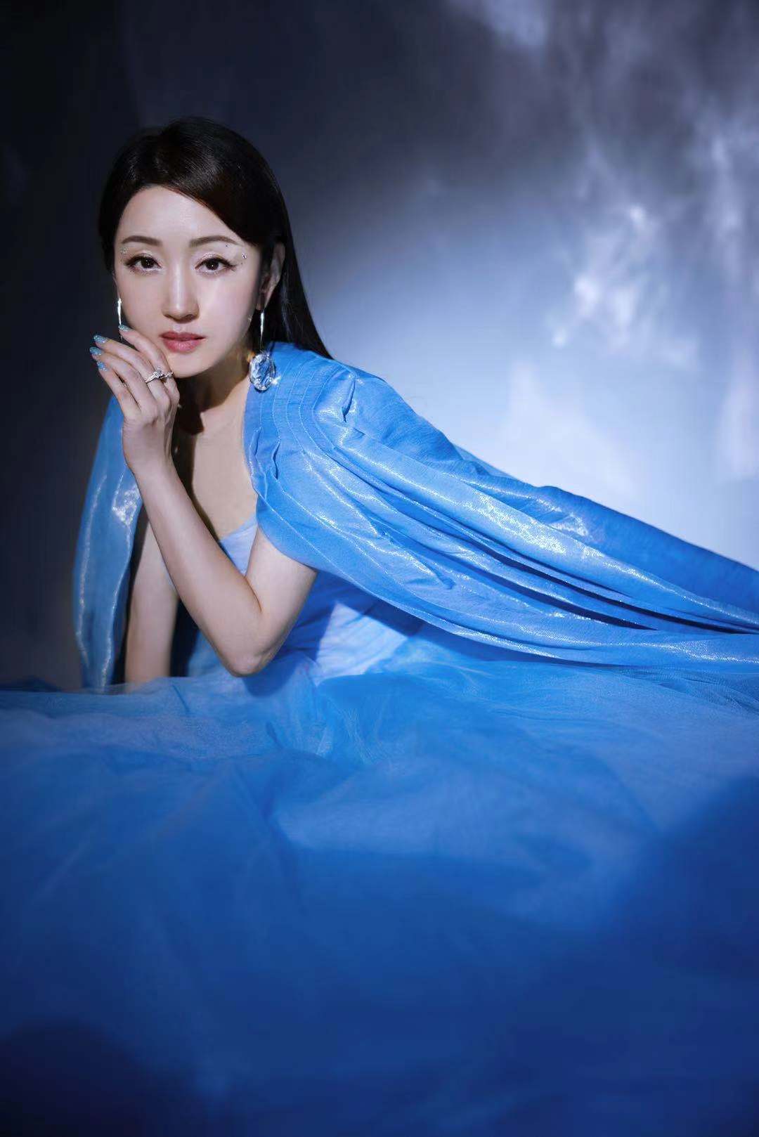 49岁杨钰莹唱甜歌，一袭泡泡袖长裙似公主，冻龄肌肤堪比20岁_气质