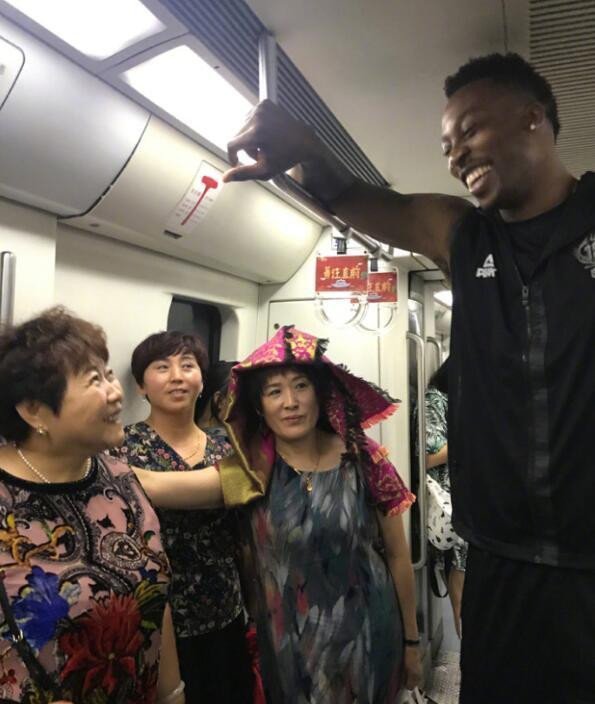 nba球星来中国也坐地铁老马办公交卡霍华德和大妈聊得很开心