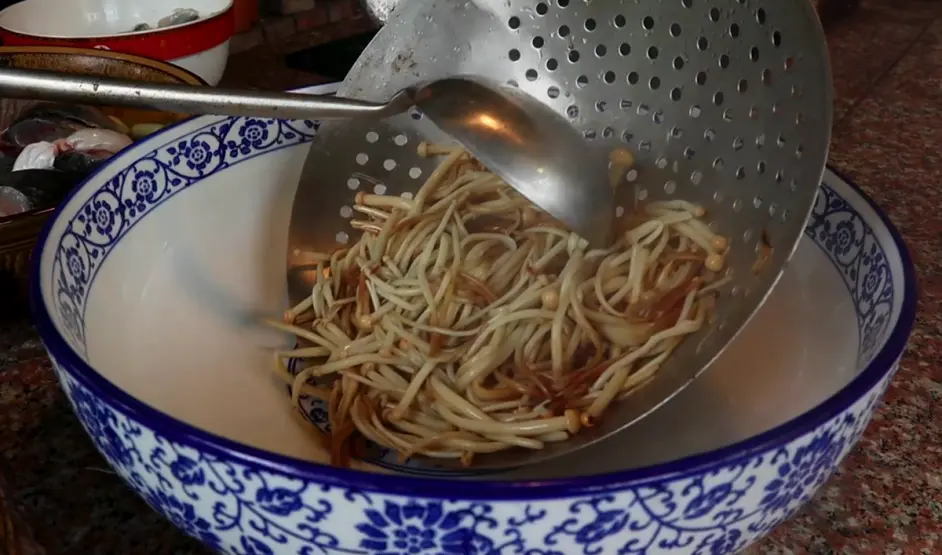 大厨教你水煮鱼经典做法 加把青花椒重麻重辣 泼油时看得流口水 哔哩哔哩