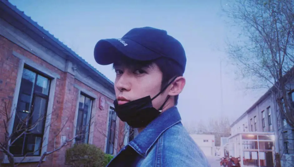 张含韵佟梦实疑似恋情曝光 二人牵手摸头 看起来十分亲密 哔哩哔哩