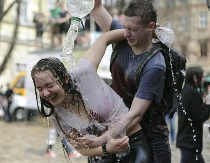 泼水节变"揩油节"