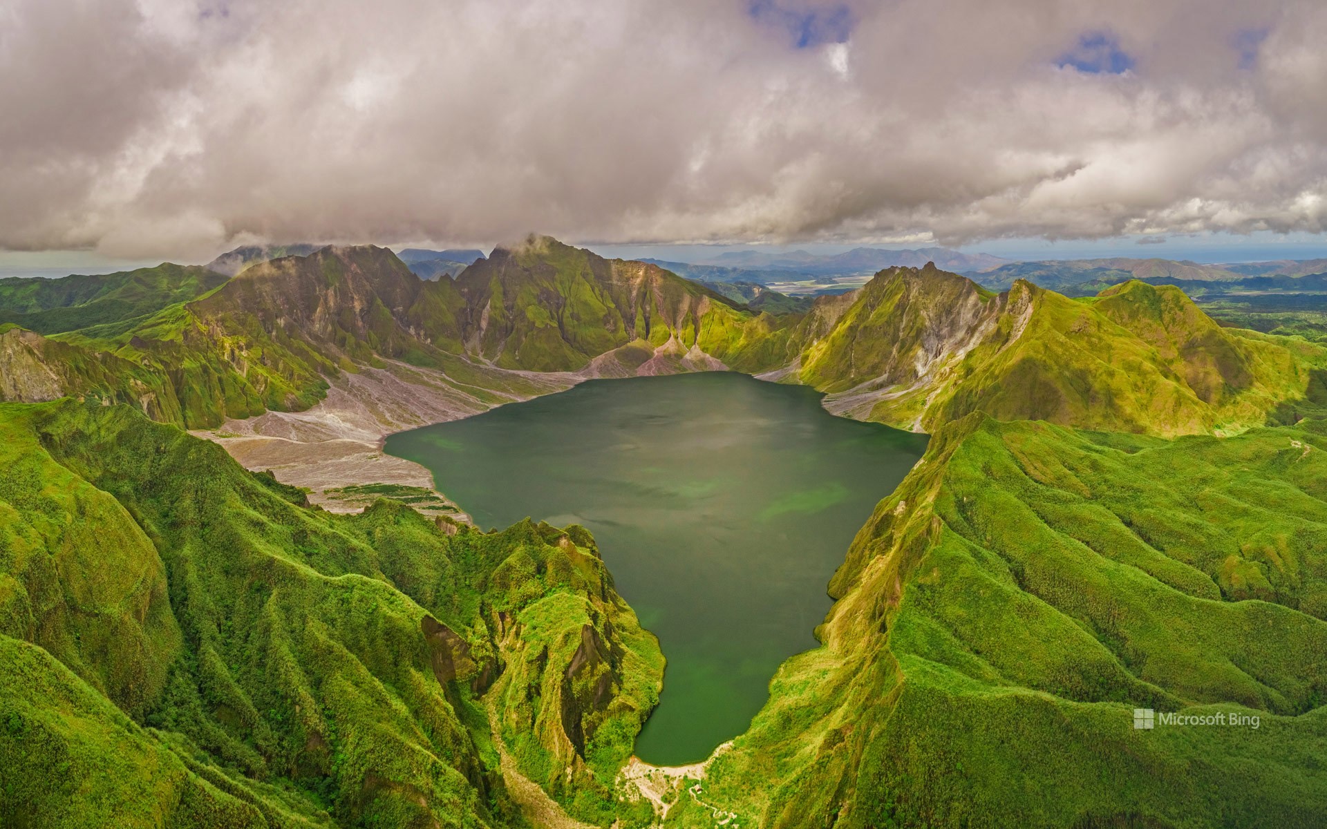 必应壁纸 20210615 鸟瞰皮纳图博火山湖和山脉