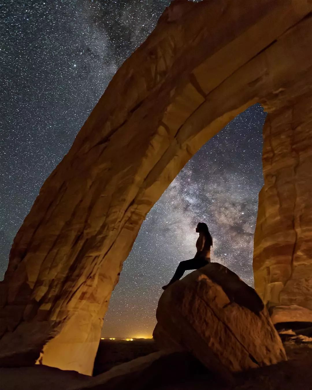 女孩在亚利桑那州的白梅萨拱门仰望星空 图片来自@jacindawilleto