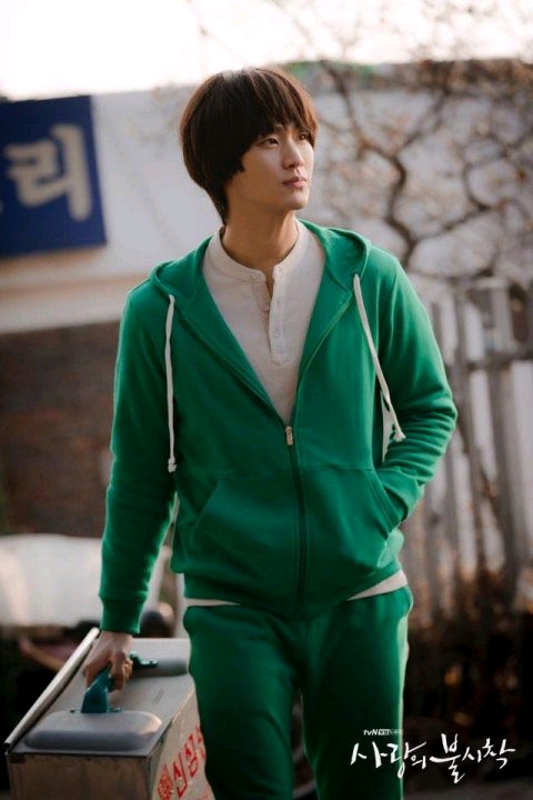 伟大的隐藏者东九回来了金秀贤客串爱的迫降与演员们合影