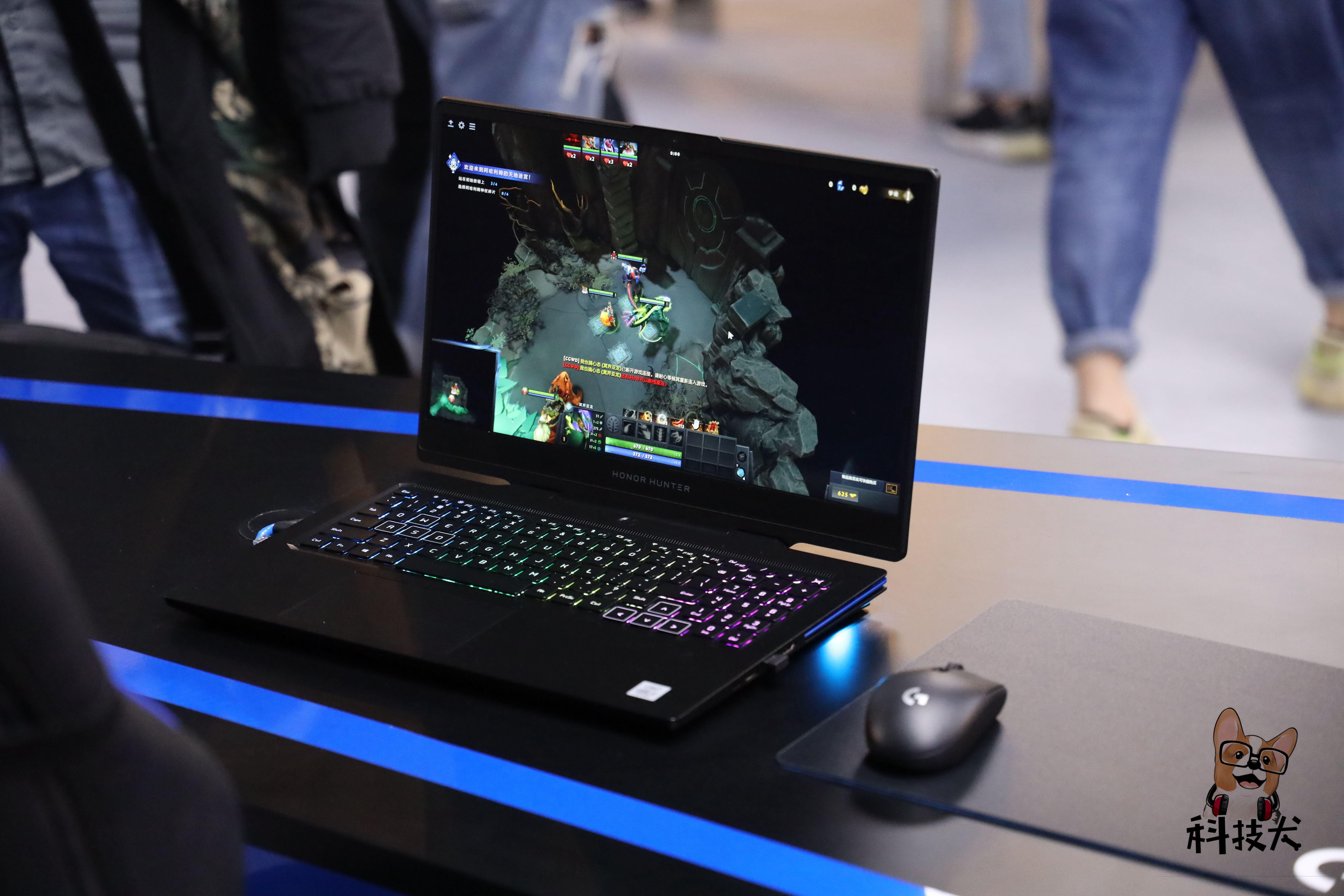 大容量双仓位设计,满足日常和游戏的双重需求,内部特设加绒独立电脑仓