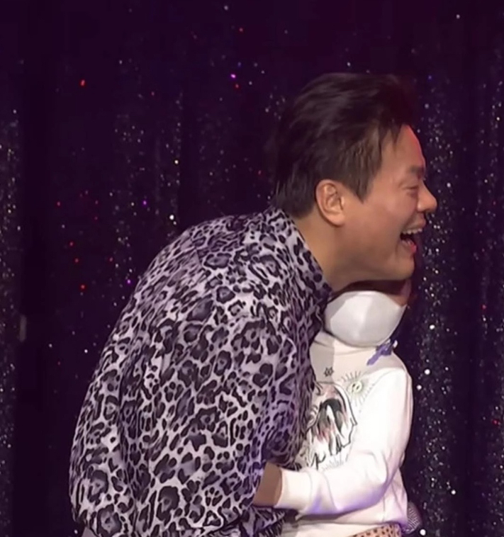 韩娱!JYP朴轸永演唱会上两个小可爱突闯入致舞台中断!超无奈:怎样抓回离别情绪? 哔哩哔哩