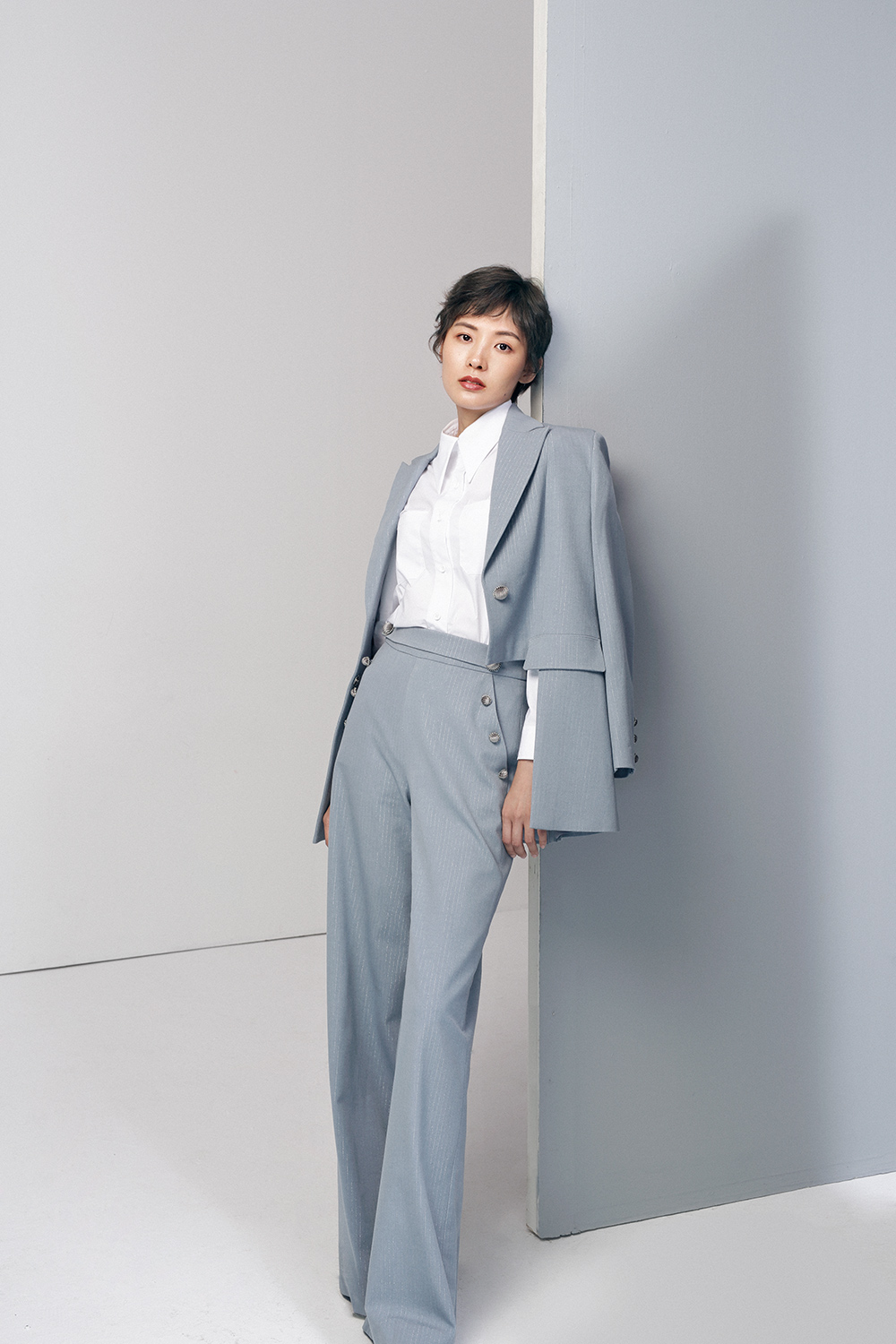 郑罗茜全新写真曝光 诠释帅气极简风