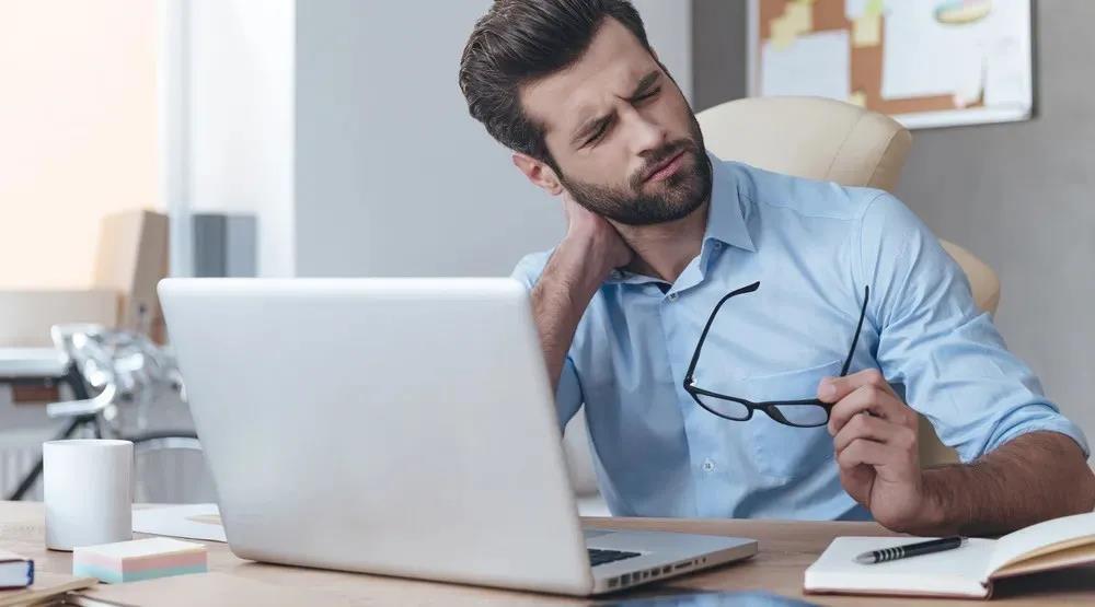 工作了6年,现在一低头就"啪"一声,疼!