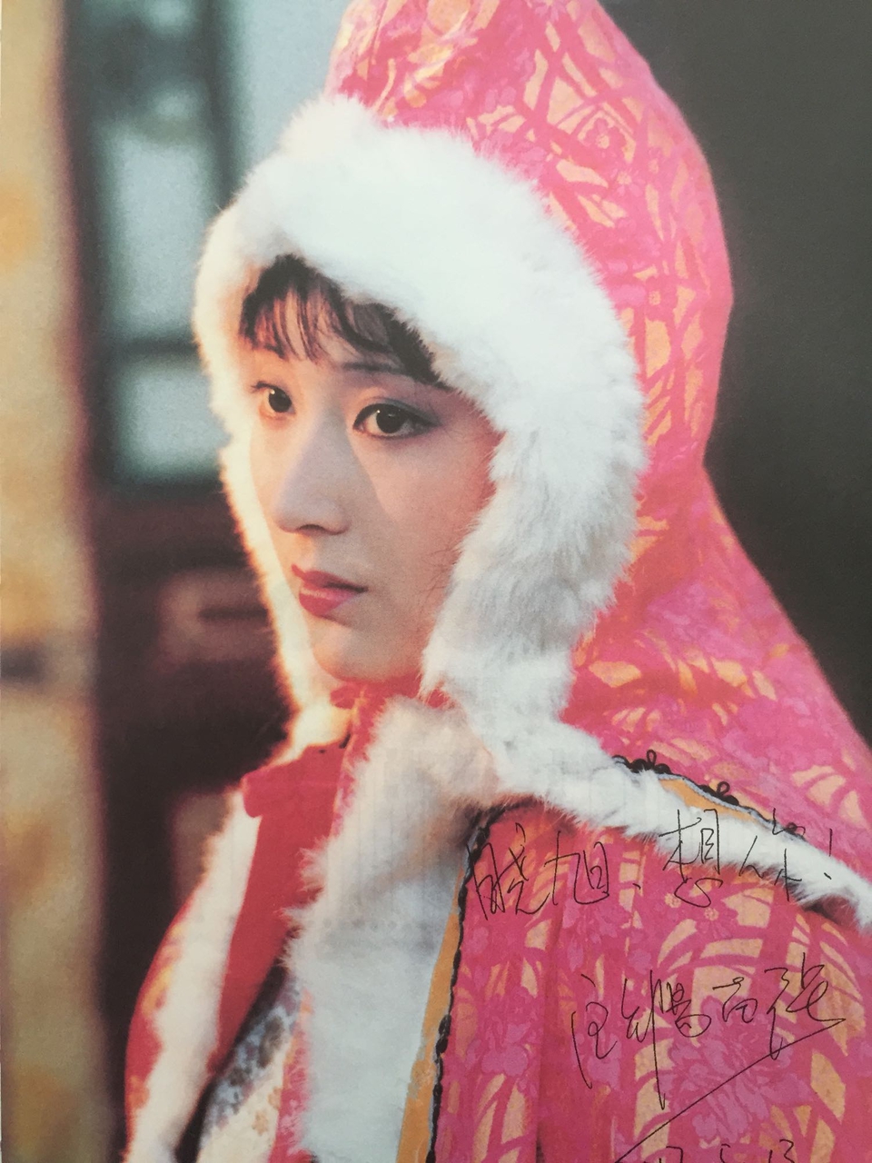 颦儿：西方有石名黛，可代画眉之墨