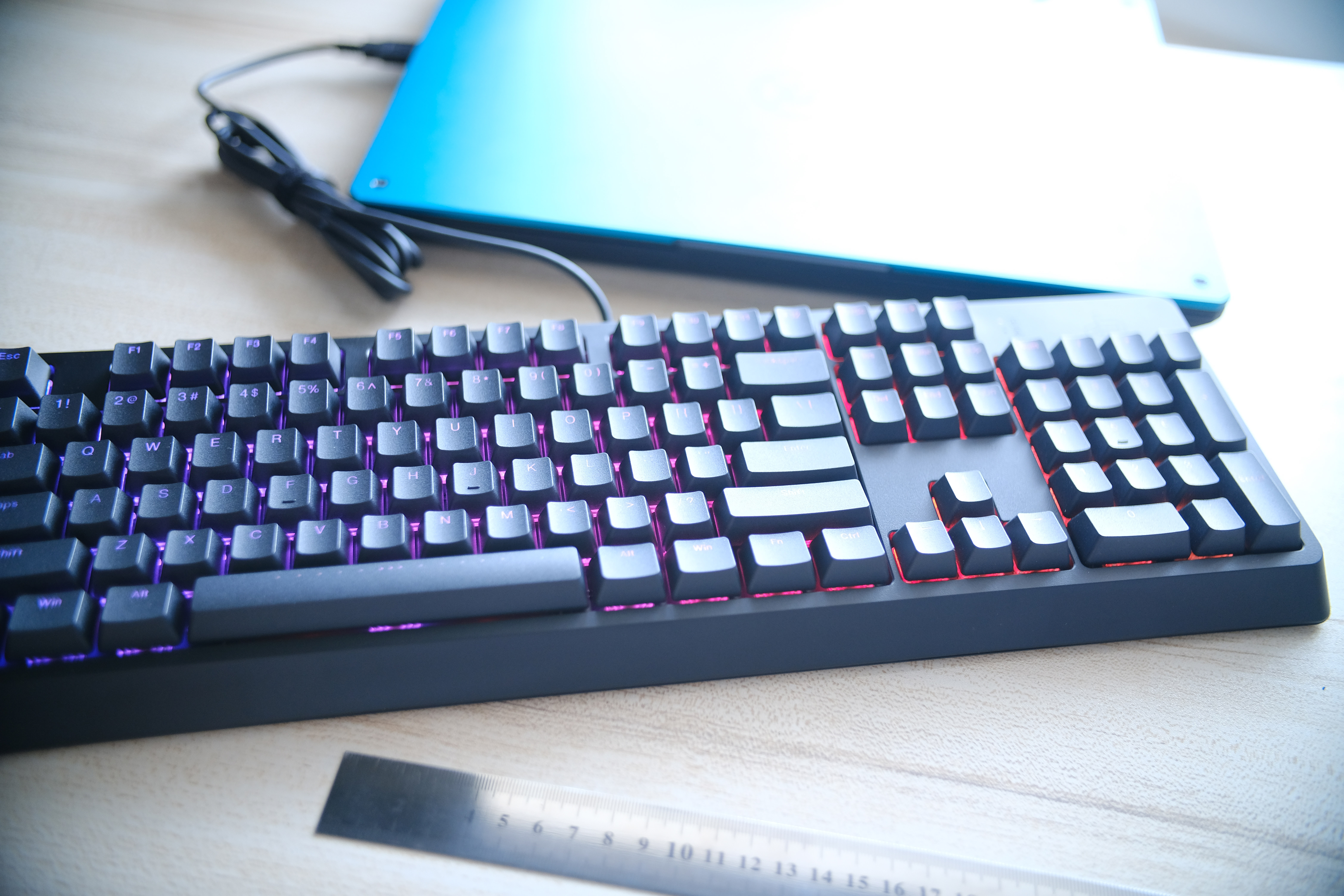 迟到一个月的ikbccherry银轴rgb键盘上手