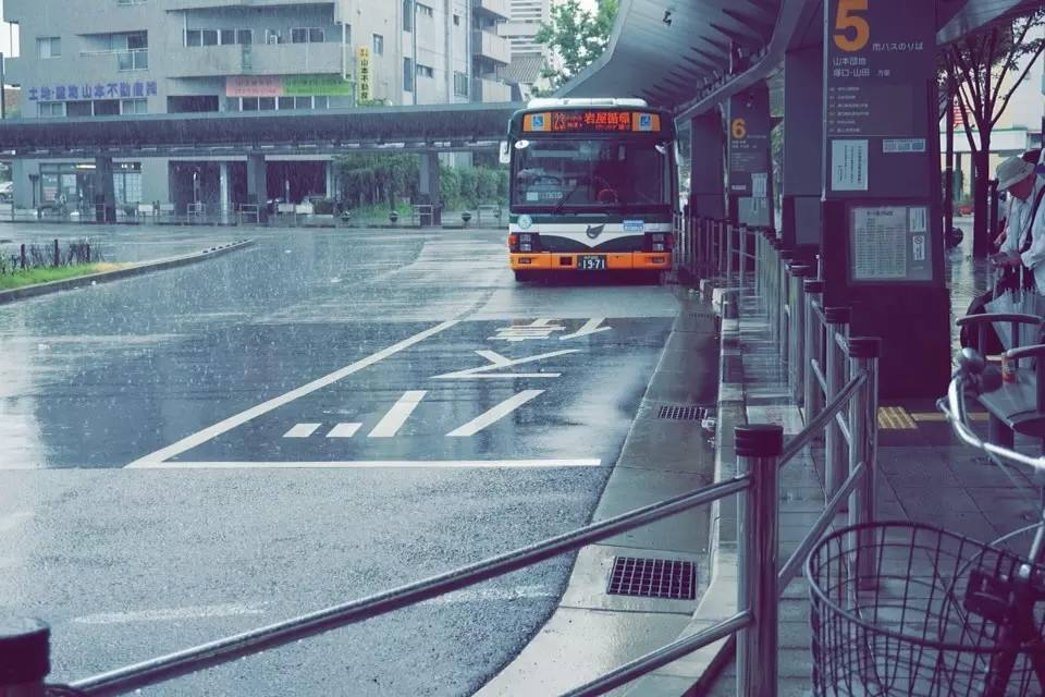 下雨的日本车站