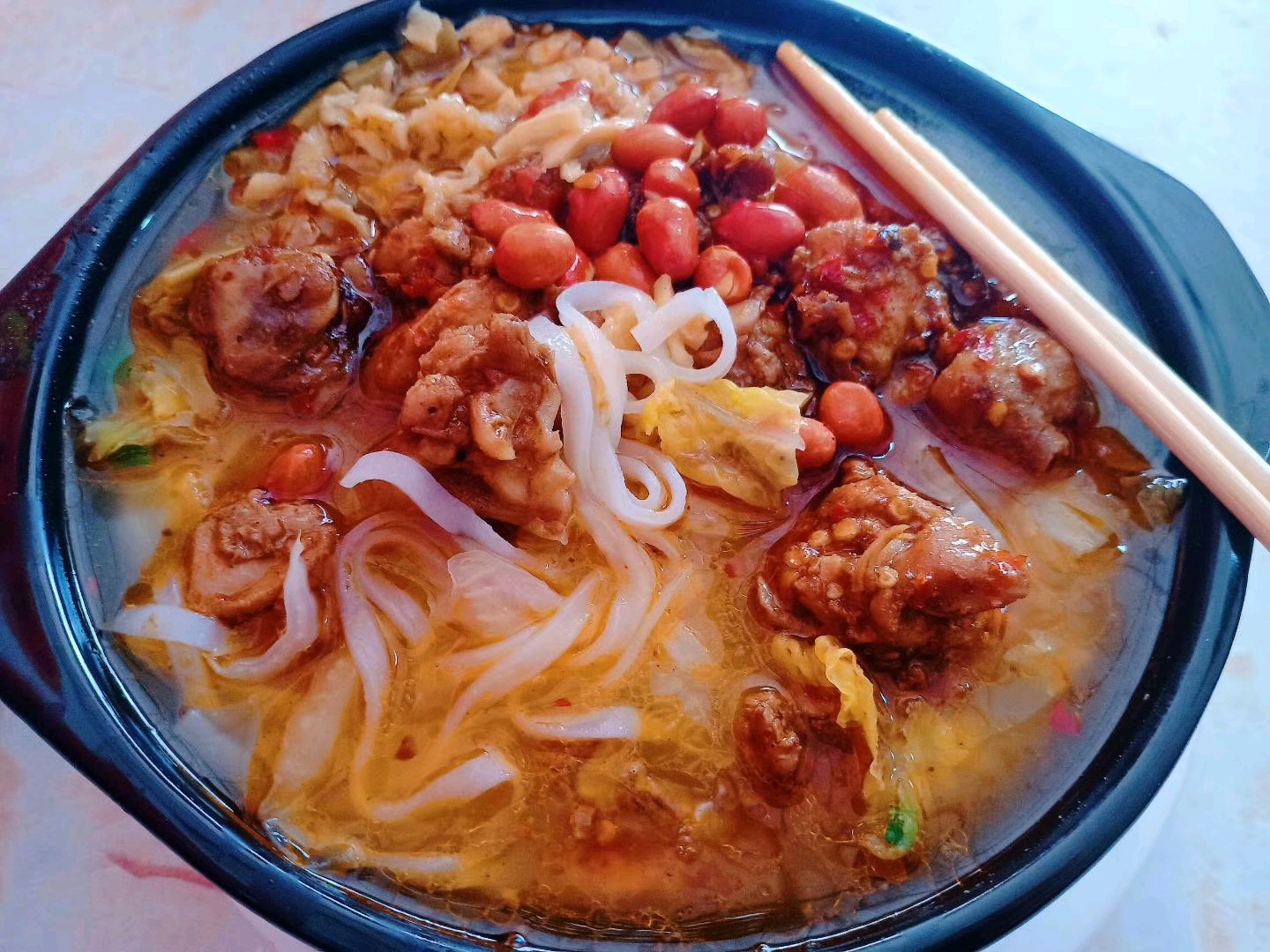 辣鸡粉,棒棒哒!好过瘾的嗦粉,不喜欢吃酸豆角,所以没有加