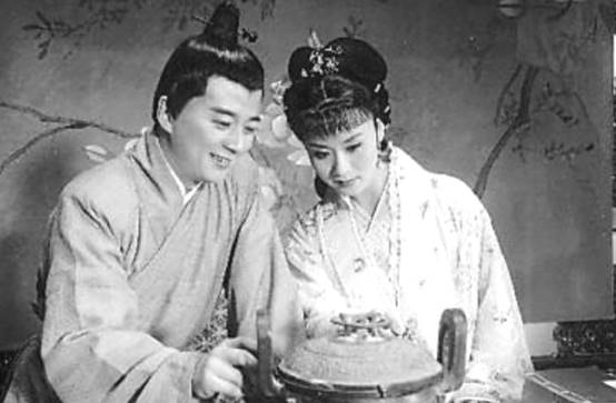 李清照的父亲是苏轼的学生,母亲则是一位状元郎的孙女.