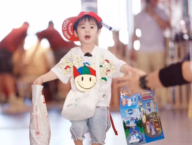 黄英儿子给lucky写信,直言什么时候约着玩,戚薇的评论爱了爱了