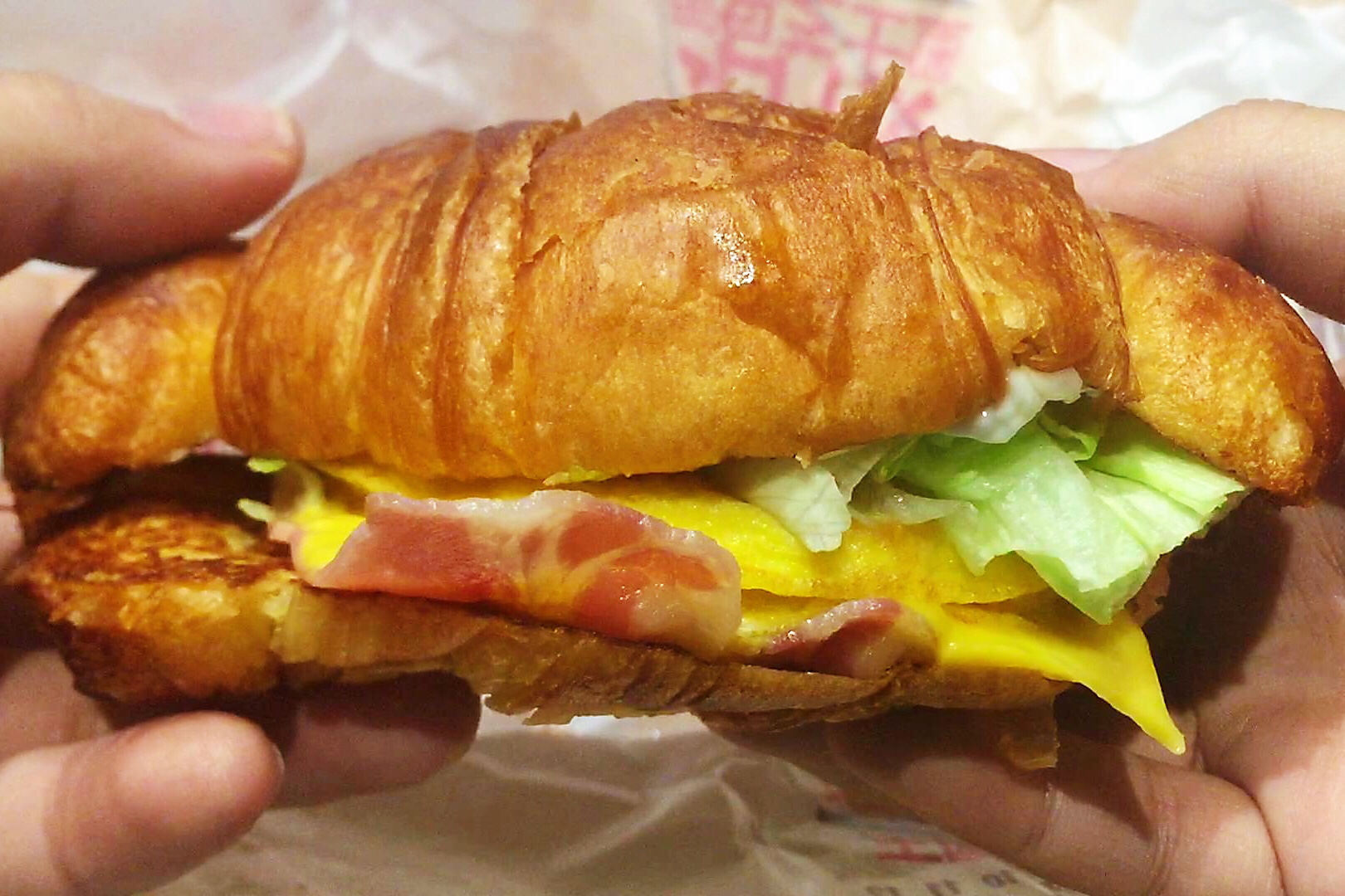 羊角面包做汉堡汉堡王法式煎蛋培根芝士可颂测评