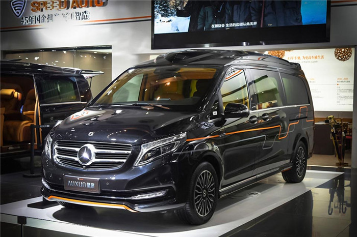 奔驰傲旋大白鲨 车身特色大白鲨流线高顶 全新波浪星空中网