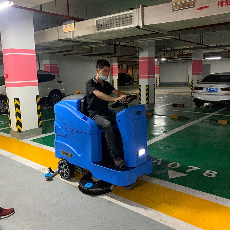 驾驶式洗地机