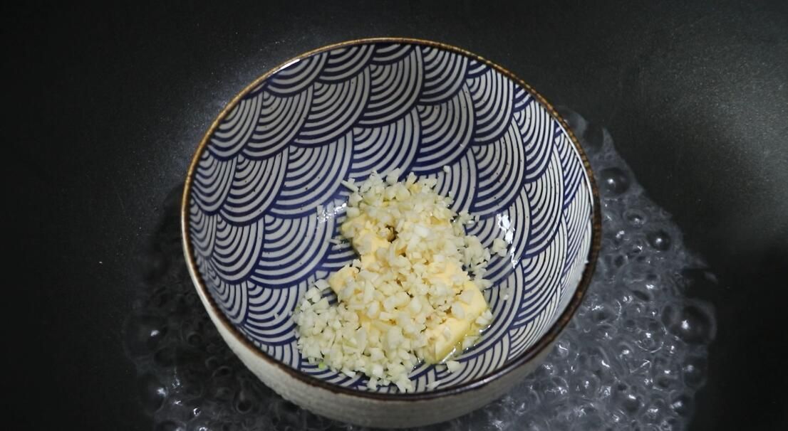 吃剩的吐司边,刷上蒜末和葱末烤着吃,实在太香了,做法超简单