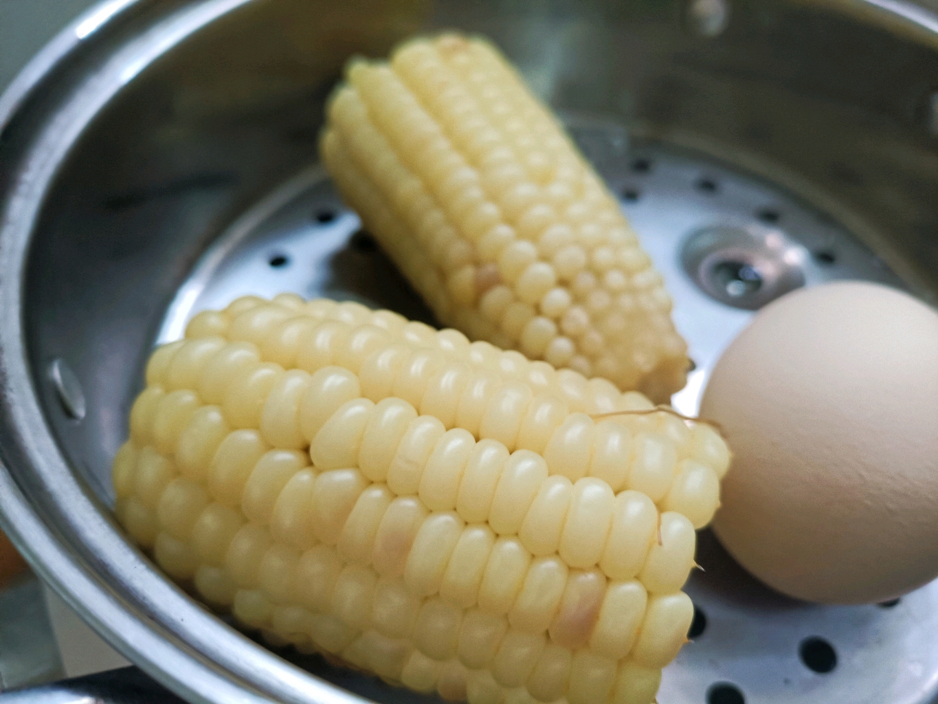 早餐: 水煮鸡蛋一个,玉米一根,有先空腹喝水
