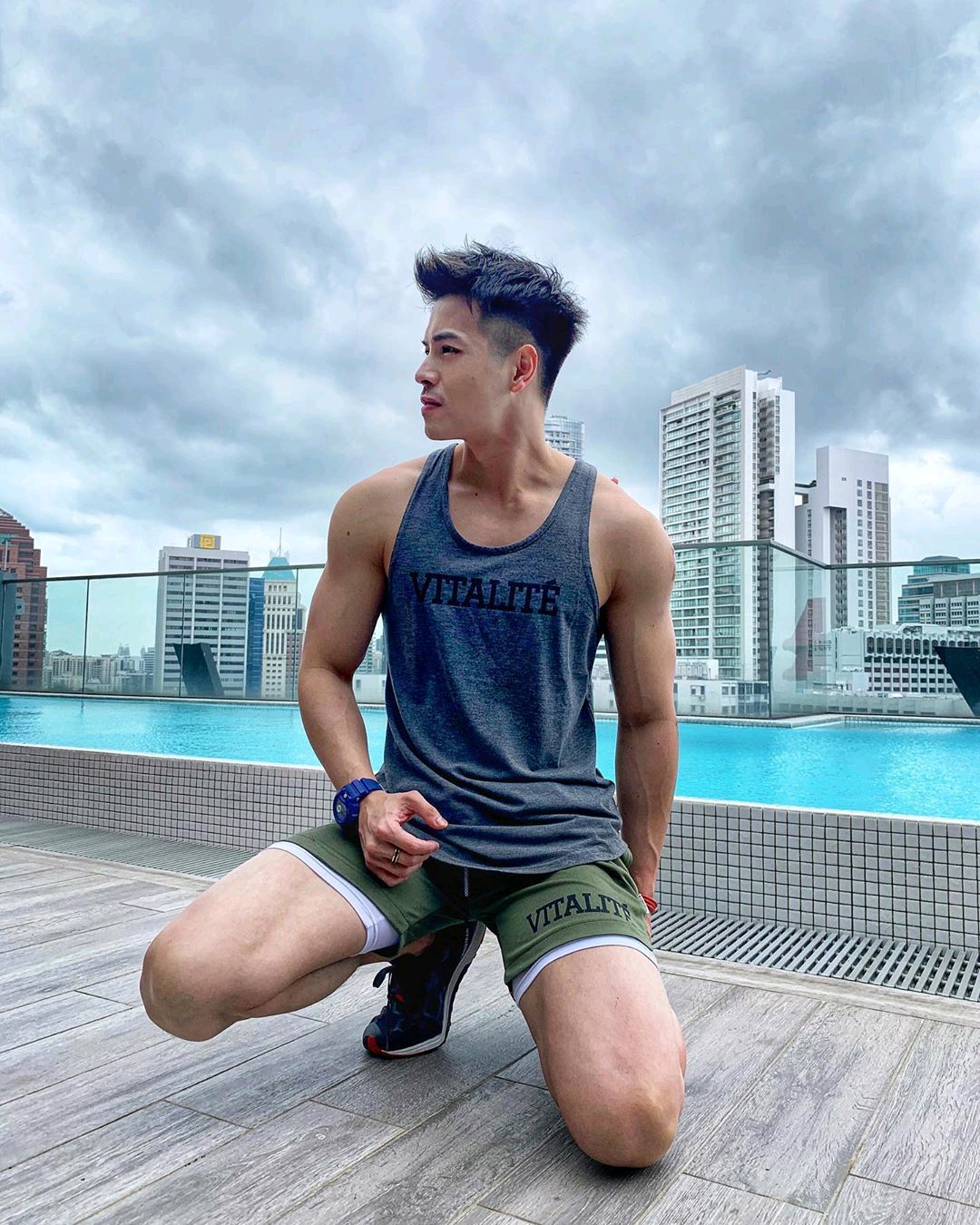 阳光帅气的正装肌肉大哥哥insaamityc