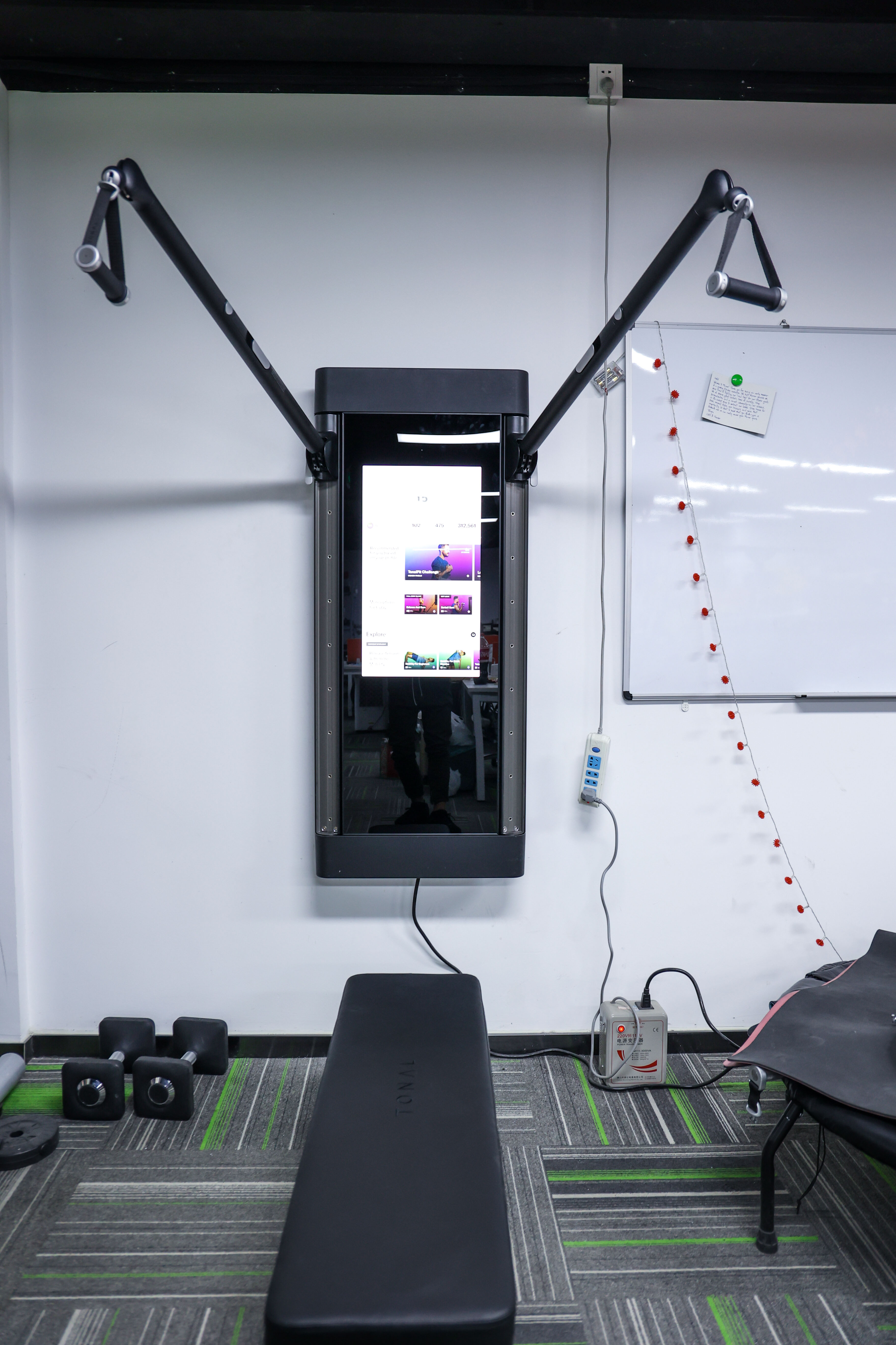 健身房搬回家的【tonal】壁挂式智能力量训练器