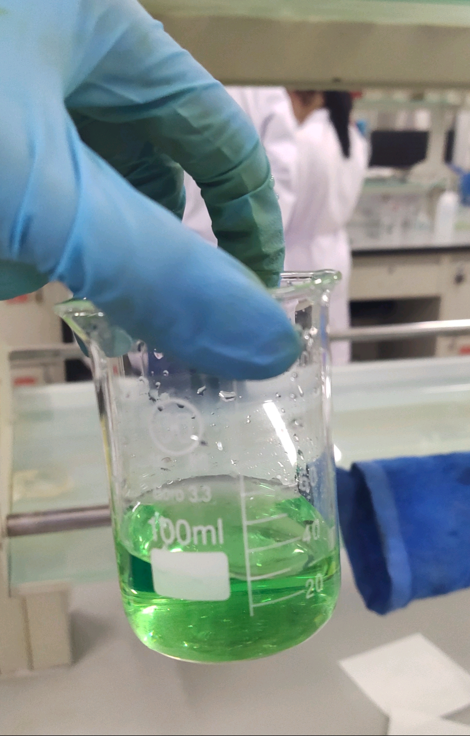 黄绿色的二水合磺基水杨酸合铜酸盐溶液